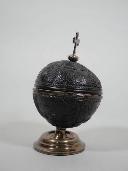 Coupe couverte sur piédouche en forme de...