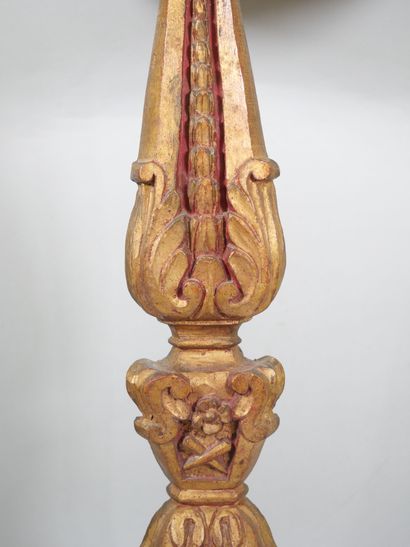 Pique-cierge en bois doré et sculpté, le...