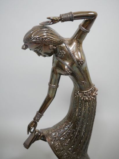 INDE
Paire de danseuses en argent à décor...