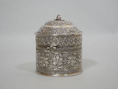 INDE
Boîte couverte de forme cylindrique...
