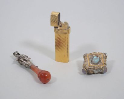 Ensemble comprenant : 
- Un fume cigarettes,...