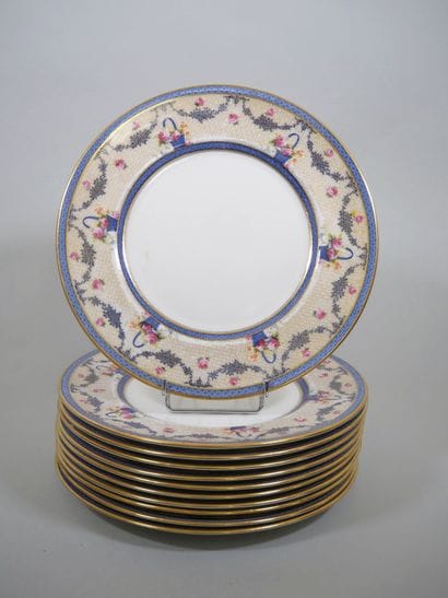 ROYAL DOULTON - ENGLAND 
Suite de 11 assiettes...