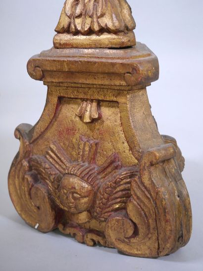 Pique-cierge en bois doré et sculpté, le...
