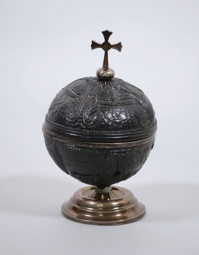 Coupe couverte sur piédouche en forme de...