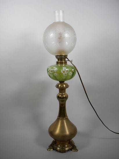 Lampe à pétrole, le fût en laiton doré en...
