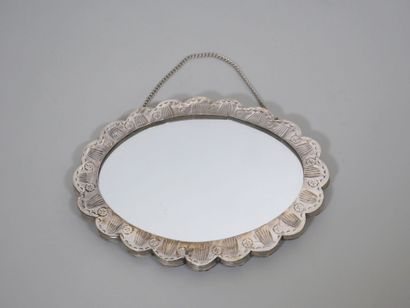 INDE
Petit miroir de forme ovale à contours...