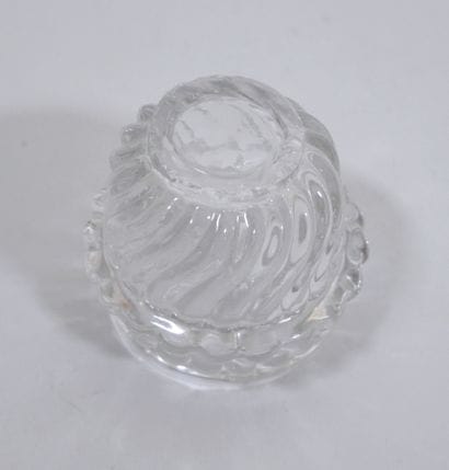 Suite de neuf verres à liqueur en verre moulé...
