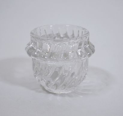 Suite de neuf verres à liqueur en verre moulé...