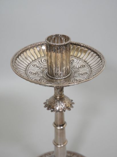 Paire de flambeaux en argent, la base à décor...