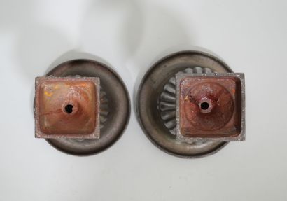Suite de deux vases Médicis en fonte, la...