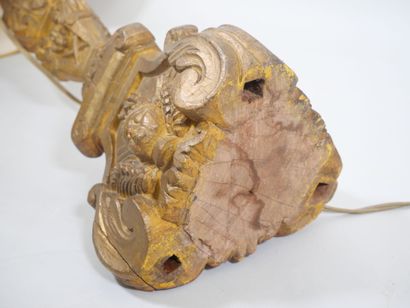 Pique-cierge en bois doré et sculpté, le...