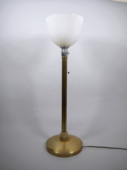 Lampe à poser en laiton doré, le fût en forme...