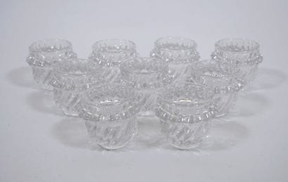 Suite de neuf verres à liqueur en verre moulé...