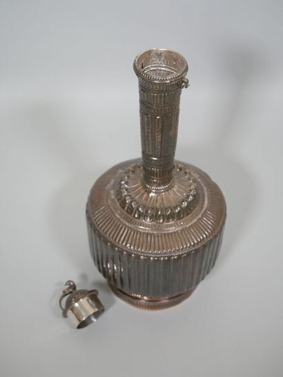 INDE
Vase de forme bouteille en argent à...