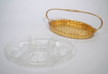 Présentoir en métal doré en forme de panier...