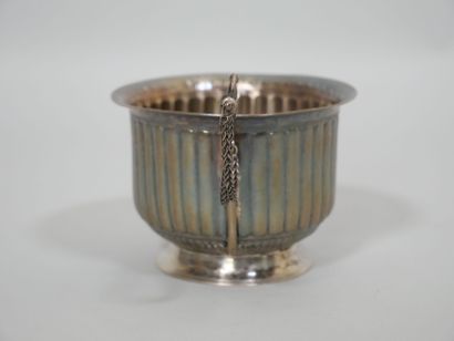 INDE
Tasse sur piédouche en argent, la panse...