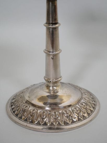 Paire de flambeaux en argent, la base à décor...