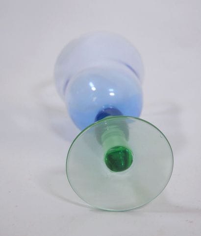 Suite de neuf verres bicolores en verre,...