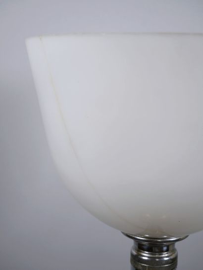Lampe à poser en laiton doré, le fût en forme...