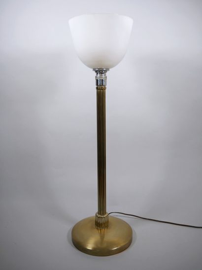 Lampe à poser en laiton doré, le fût en forme...
