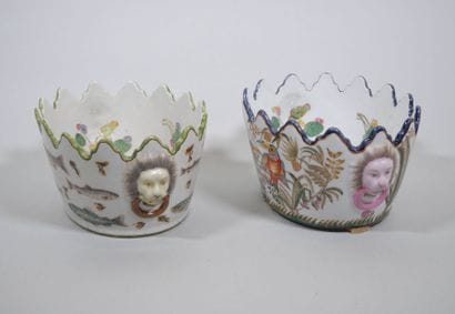 ASIATIDES 
Suite de deux verrières en porcelaine...