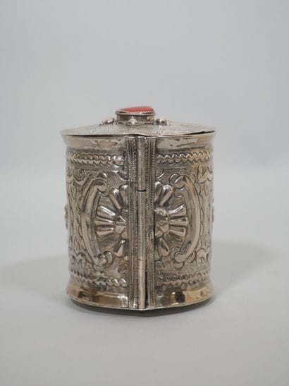 NEPAL ou TIBET
Boîte couverte de forme cylindrique...
