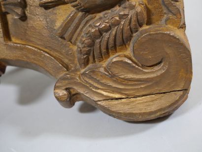 Pique-cierge en bois doré et sculpté, le...