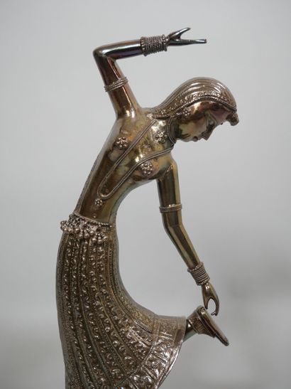INDE
Paire de danseuses en argent à décor...