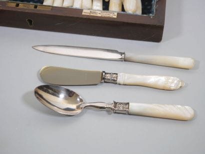 Partie de ménagère dépareillée, manches en...