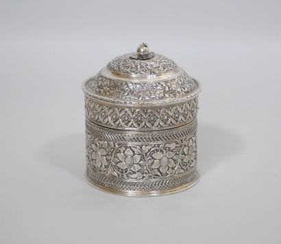 INDE
Boîte couverte de forme cylindrique...