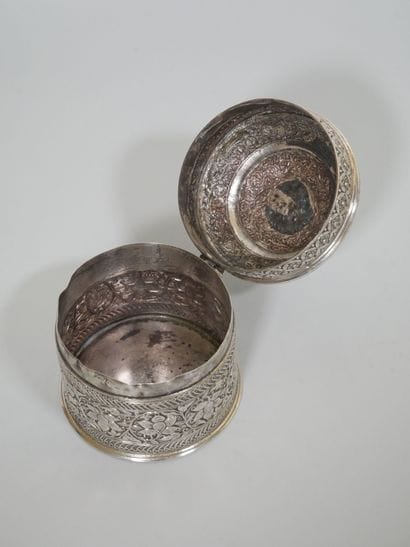 INDE
Boîte couverte de forme cylindrique...