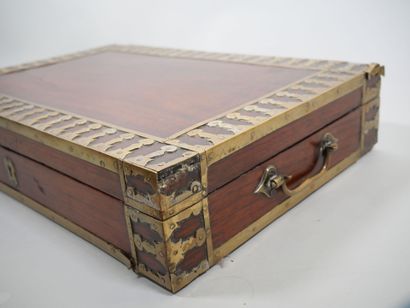 Grand coffret en acajou ou palissandre, la...