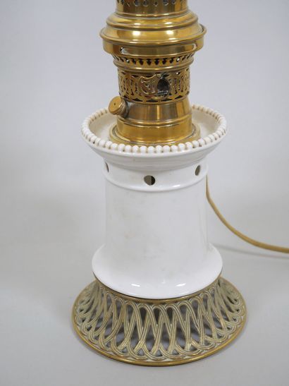 Lampe à pétrole, le fût en porcelaine blanche...