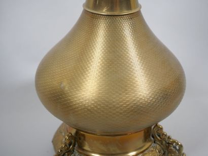 Lampe à pétrole, le fût en laiton doré en...
