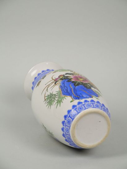 CHINA
Set of two porcelain vases, one baluster-shaped...