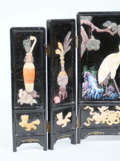 CHINA
Miniature lacquered wood screen, decorated...