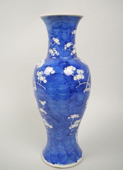 CHINA
Blue-white enameled porcelain baluster...