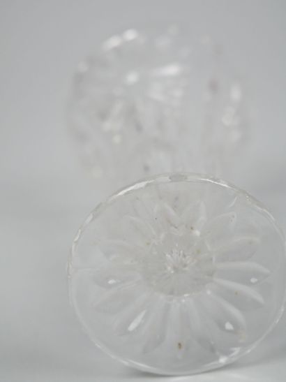 Set of glass and cut crystal pieces including...
