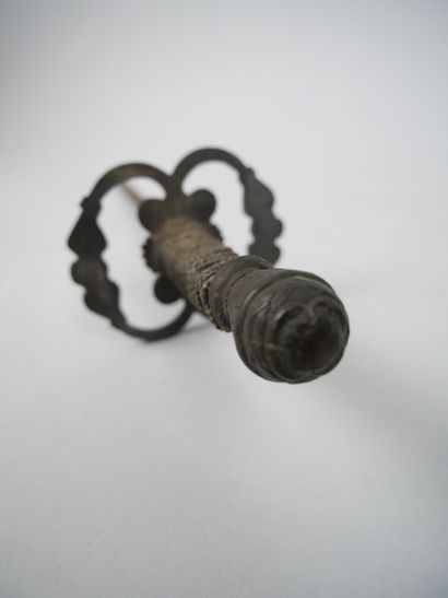 Fencing foil with filigree fusee, helmet-shaped...