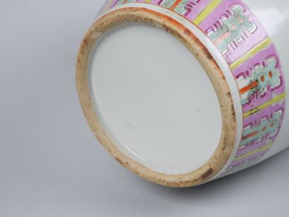 CHINA
Porcelain baluster vase with polychrome...