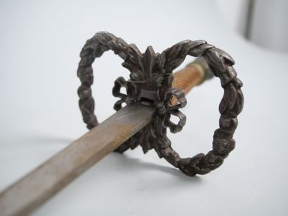 Fencing foil with filigree fusee, helmet-shaped...