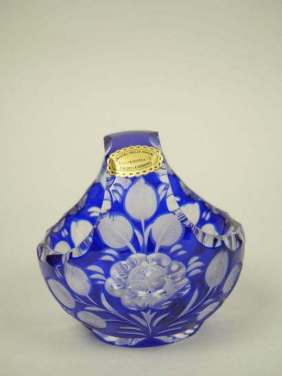 Set of glass and cut crystal pieces including...