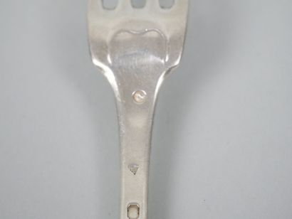 Mismatched silver flatware including :
-...