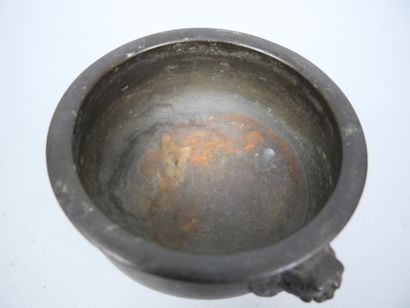 CHINA
Four-legged perfume burner in bronze...