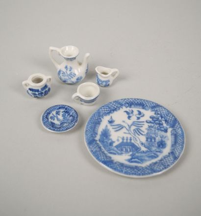 CHINA
Suite of three porcelain cups with...