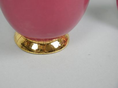 LONGWY
Small ovoid covered pot in pink earthenware...
