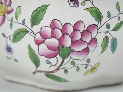 STRASBOURG
Covered four-lobed earthenware...