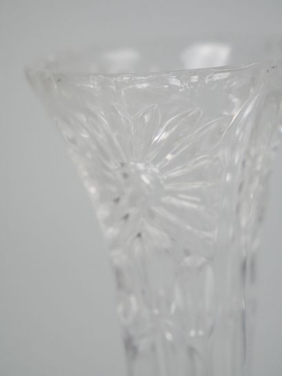 Set of glass and cut crystal pieces including...