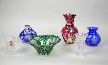 Set of glass and cut crystal pieces including...
