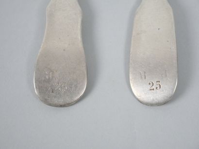 Mismatched silver flatware including :
-...